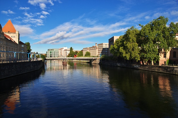 River Spree en el centro de Berlín, Alemania