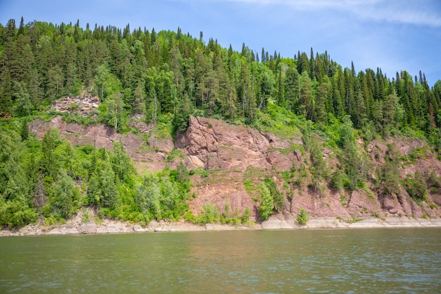 River Tom fließt durch die Taiga-Wälder Südsibirien Russland