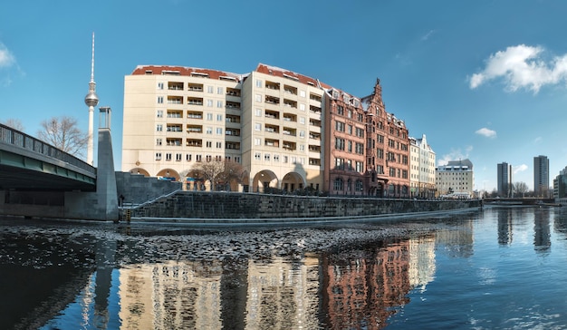 Riverside con casas antiguas en Nikolaiviertel o Nicholas' Quarter en el centro este de Berlín