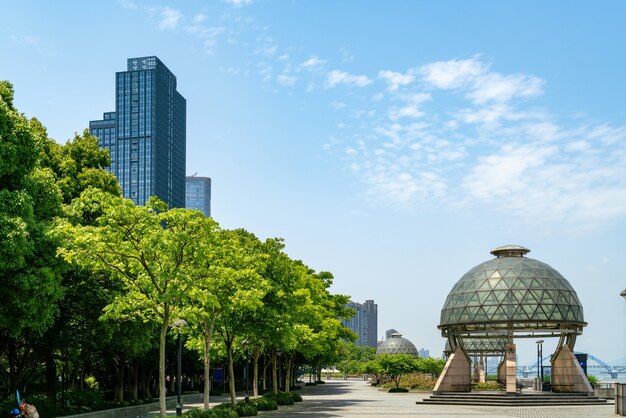 Riverside Park y el horizonte de la ciudad de Hangzhou, China