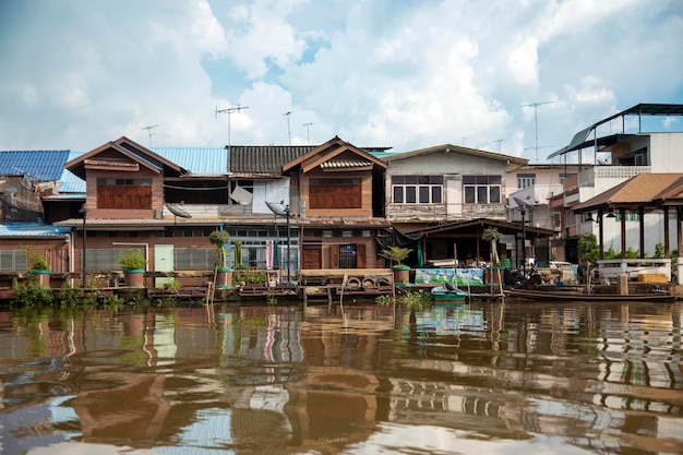 Riverside vivo con palmeras en el campo de Tailandia