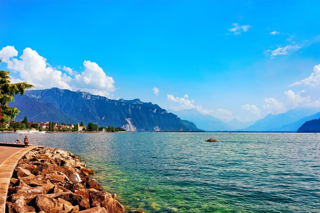 Riviera mit Alpenbergen und Genfer See in Vevey, Kanton Waadt, Schweiz. Menschen im Hintergrund