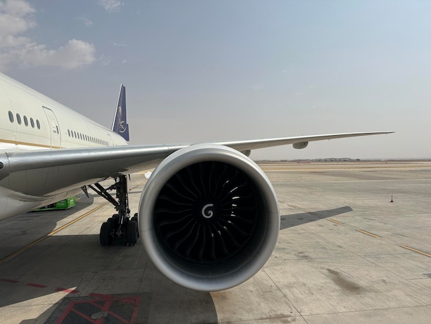 Riyadh Arábia Saudita 11 de março de 2023 Passageiros viajando por voo da Saudi Airlines Avião