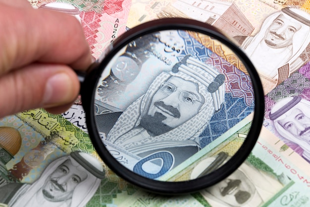 Riyal saudí en una lupa