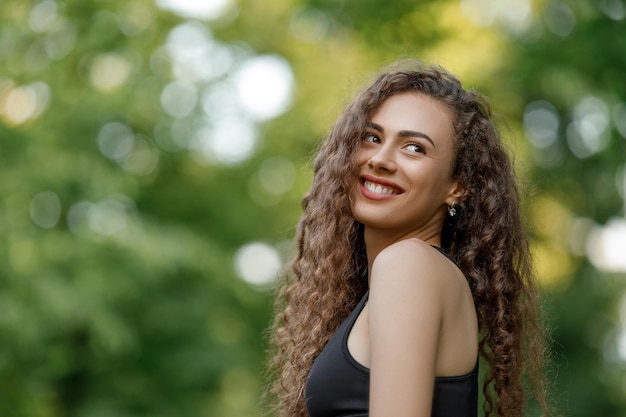 Rizado hermosa mujer sonriente