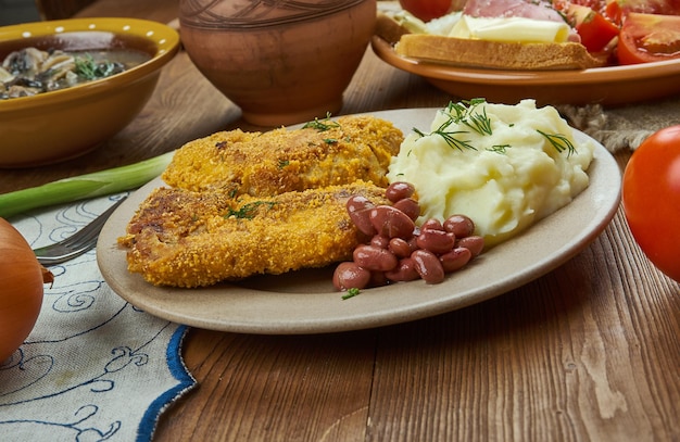 Rizek, schnitzel de porco empanado, cozinha tcheca, pratos tradicionais diversos, vista superior.