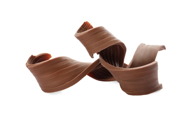 Rizos de chocolate deliciosos para decoración sobre fondo blanco.
