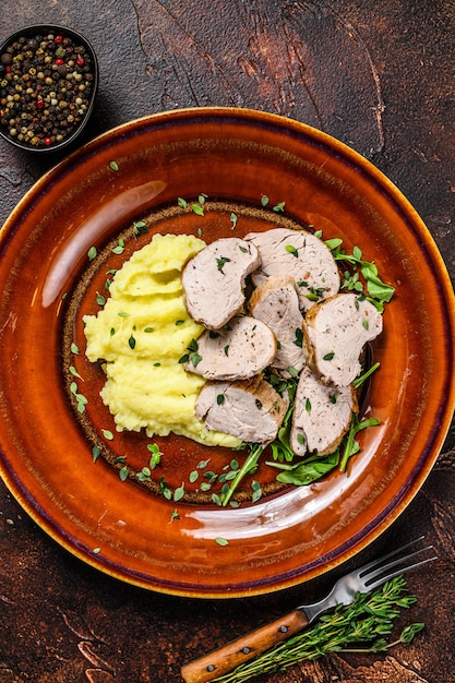 Roaast Schweinefilet Fleischsteak auf einem Teller mit Kartoffelbrei