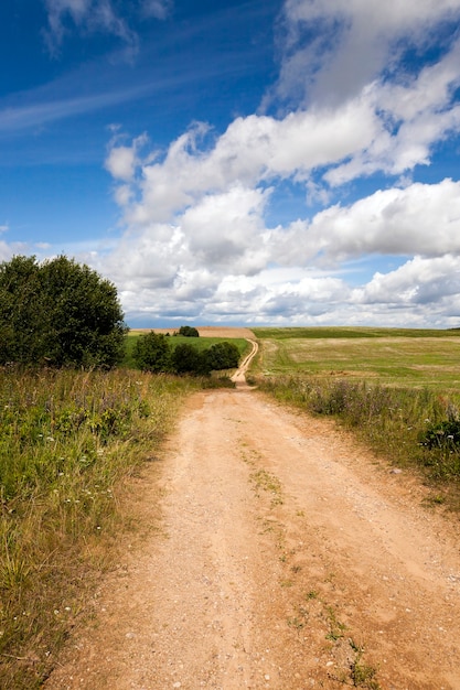 Foto road, localizada na zona rural na primavera, verão, temporada