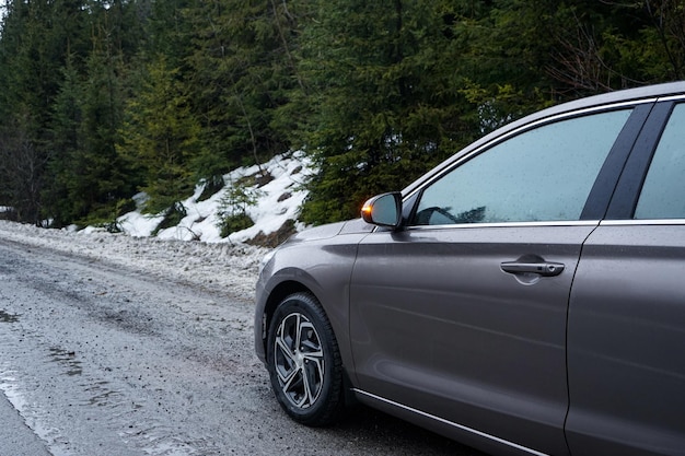 Road Trip Concept Car em uma estrada de inverno na floresta