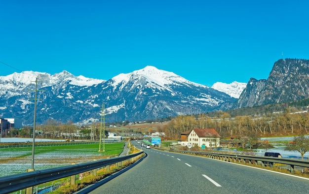 Road View en casa en Suiza cubierta de nieve. Suiza es un país de Europa. Suiza tiene una cadena montañosa alta; desde los Alpes hasta las montañas del Jura.