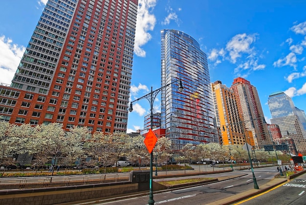 Road View en rascacielos en el distrito financiero en el Bajo Manhattan, Ciudad de Nueva York, EE.UU.