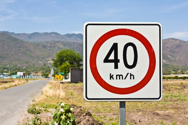 Roadsign con límite de velocidad en un campo