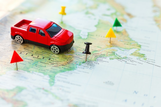 Roadtrip - Auto fährt auf Landkarte quer durch die USA.