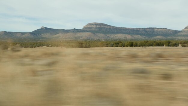 Roadtrip vom Grand Canyon, Arizona USA. Autofahren, Route nach Las Vegas Nevada. Per Anhalter reisen in Amerika, lokale Reise, ruhige Atmosphäre des wilden Westens, indisches Land. Wildnis durch Autofenster.