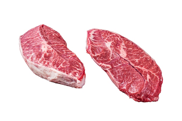 Roast Top Blade o steaks de carne de res en una mesa de carnicero Con fondo blanco aislado
