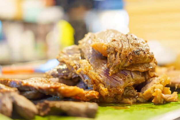 Roastbeef auf Bananenblättern und verschwommenem Hintergrund