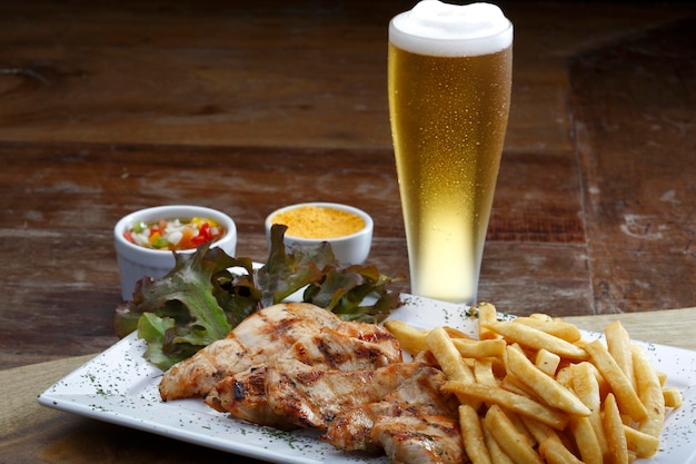 Roastbeef mit Kartoffeln und Salat und einem Glas Bier