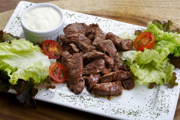 Roastbeef mit Kartoffeln und Salat und einem Glas Bier