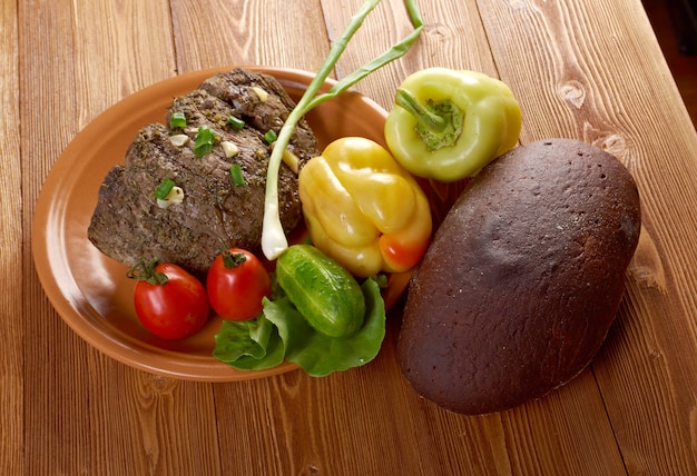 Roastbeef nach Bauernart mit Gemüse und Brot