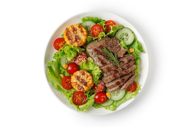 Roastbeef-Salat isoliert auf weißem Hintergrund mit Beschneidungspfad. Salatmahlzeit mit Fleischsteak