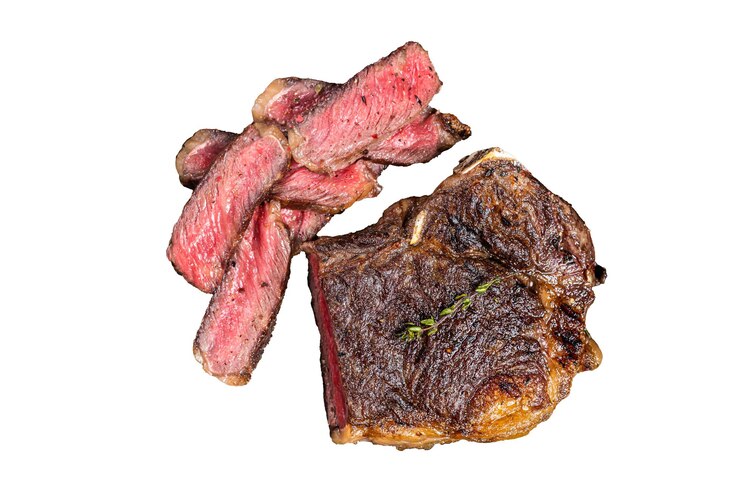 Foto roasted sliced wagyu new york carne de vaca bife ou bife striploin em uma bandeja de aço com ervas fundo branco isolado