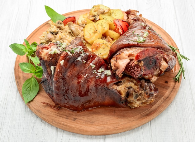 Roaster Pork Knuckle mit Wirsing und Ofenkartoffeln