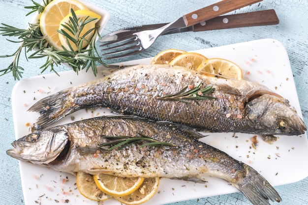 Robalo assado com limão e alecrim