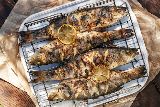 Foto robalo cozido na brasa em uma grelha