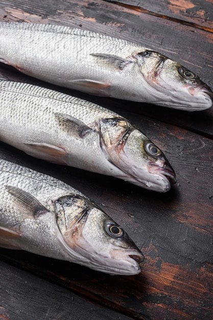 Robalo inteiro na velha mesa de madeira de pescador