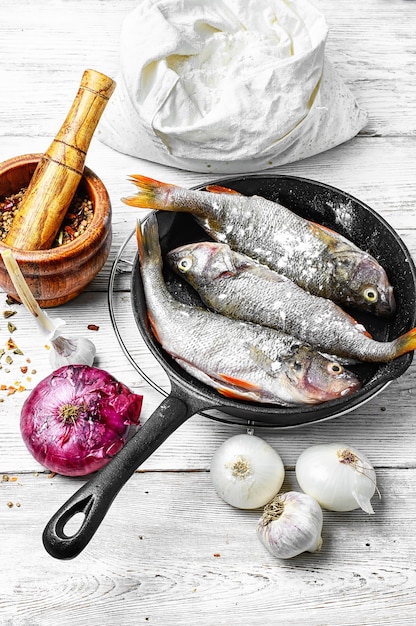 Robalo na mesa da cozinha