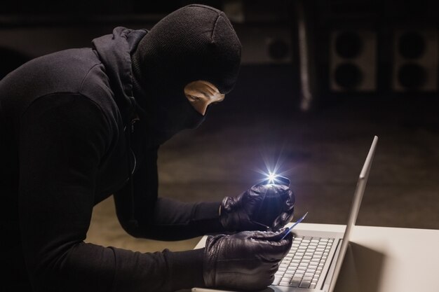 Robber compra on-line enquanto faz luz com seu telefone