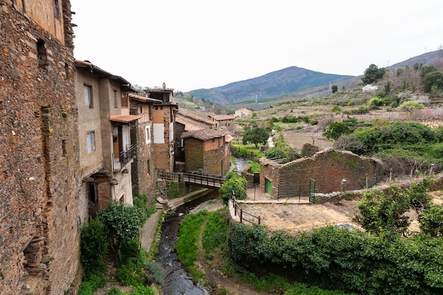 Robledillo de Gata un puente sobre el río Arrago junto a las huertas de frutas y hortalizas