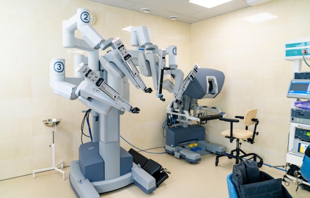 Robô da vinci na enfermaria do hospital Robô moderno para procedimento cirúrgico