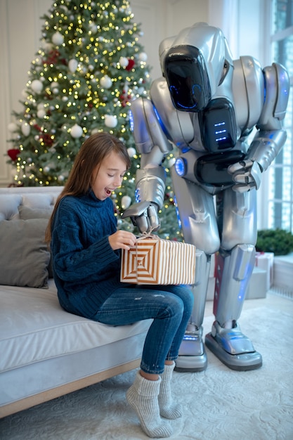 Robô dando um presente de natal para uma garota sorridente