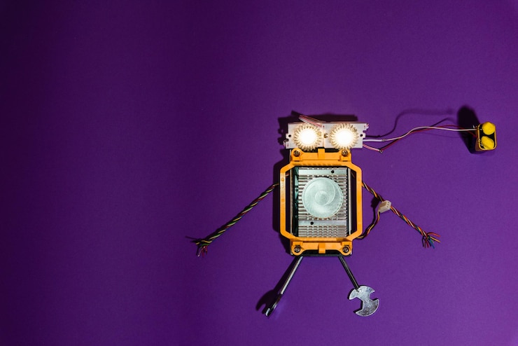 Foto robô de caule plano sobre o fundo roxo robótica e eletrônica robótica diy educação stem para crianças ciência tecnologia engenharia matemática conceito espaço de cópia