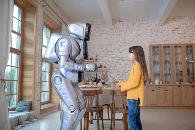 Robô e uma linda garota passando um tempo na cozinha