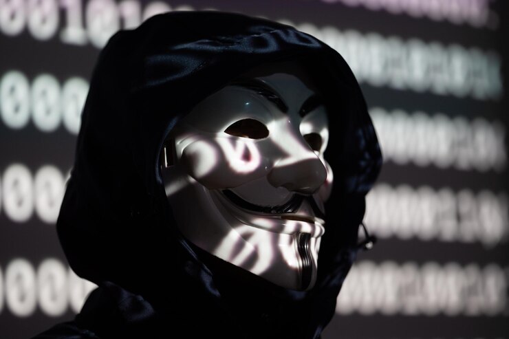 Foto robo de identidad encapuchado con una máscara de guy fawkes anónimo