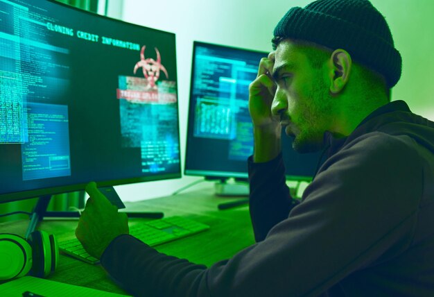 Robo de identidad de piratas informáticos y hombre con tarjeta de crédito para estafa de phishing o software de ciberseguridad Tablero de PC de fraude financiero y persona criminal con información para piratear o robar