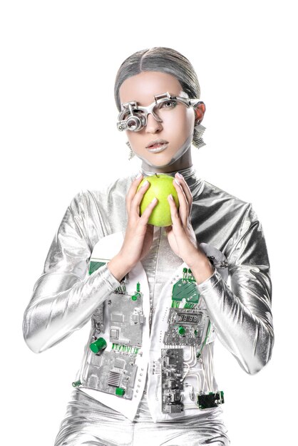 robô prateado segurando maçã e olhando para a câmera isolado em branco conceito de tecnologia futura