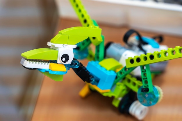 Robô programável para crianças na forma de um pterodátilo