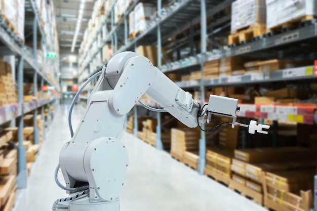 Un robot en un almacén con un robot de fondo