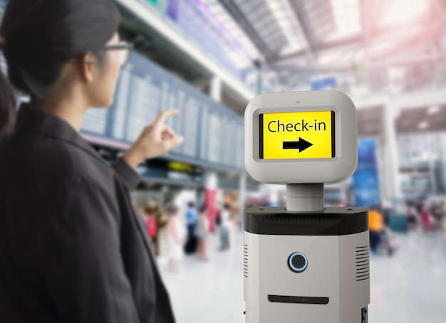 Robot asistente de renderizado 3D con pantalla digital en el aeropuerto