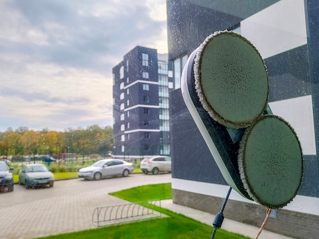 Robot aspirador que lava la ventana de vidrio. Limpiador de ventanas robotizado