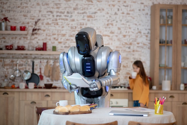 Robot con un cuaderno en la mano