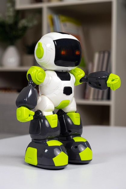 El robot es un juguete eléctrico para niños Juguetes educativos modernos para niños