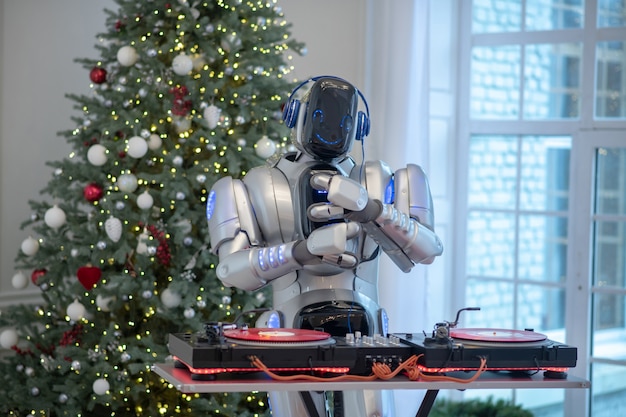 Robot escuchando música de pie junto a la mesa de dj