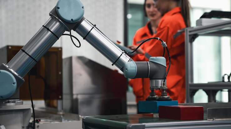 Foto un robot está trabajando en un proyecto con una persona con una camisa naranja