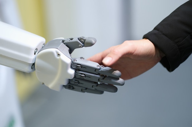 Robot extiende su mano a una persona