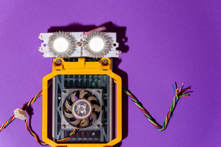 Foto el robot hecho a mano se colocó plano en la plataforma arduino diy ai steamfondo púrpuraeducación básica para niños y adolescentes robótica y electrónica